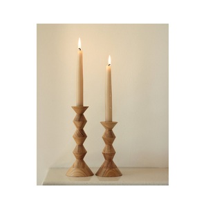 Pièce maîtresse bougeoir en bois de ferme idéale pour la décoration de la table à manger ou de l'entrée avec un look rustique classique - Product Image 1