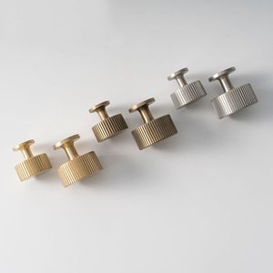 Perillas de latón para muebles antiguos de madera que ofrecen una elegancia atemporal con un toque decorativo artesanal y duradero. - Product Image 4