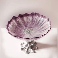 Grand saladier en résine avec un motif marbré unique, idéal pour la décoration de table moderne.