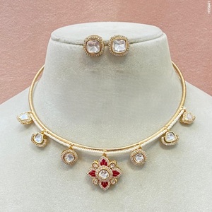 Conjunto clásico de collar Kundan con acabado Dorado de la mejor calidad con pendientes para colección de ropa de fiesta de boda para mujer - Product Image 1