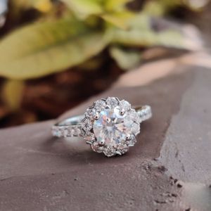 Hermoso Anillo de Diamante Moissanite Halo para Mujer en Oro de 10k para Boda y Compromiso - Product Image 3