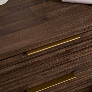 Table de chevet en bois foncé avec tiroirs texturés et poignées dorées - Product Image 5