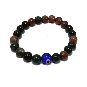 Bracelet vintage en jaspe Bloodstone fait à la main de style Feng Shui avec placage à l'or et charme religieux pour les amateurs de fête et de bijoux - Product Image 1