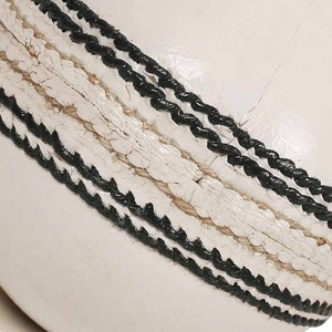 Balles dures de cricket blanches avec logo personnalisé de haute qualité cousues à la main disponibles en différentes couleurs en gros - Product Image 5