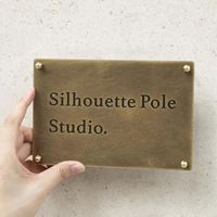 Plaque de nom rectangulaire moderne en laiton AK avec finition polie et gravure pour la décoration de la maison et des portails