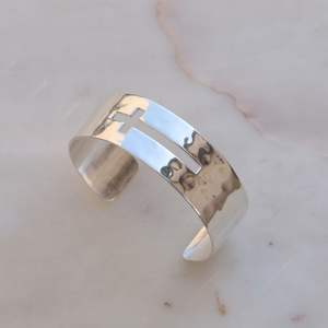 Bracelet ouvert élégant de haute qualité pour femmes, en laiton plaqué argent, bijoux gravés personnalisés, cadeau à prix avantageux - Product Image 5