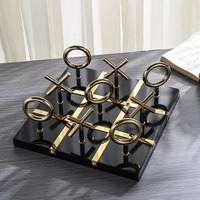 Jeu de Tic-Tac-Toe de Luxe Écologique en Fer Durable Fait Main, Jeu de Société Décoratif Moderne avec Pièces XOXO Dorées pour Décoration Intérieure et Table Basse