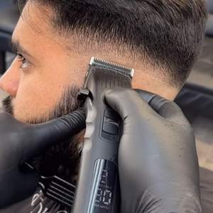 Tondeuse professionnelle sans fil 2-en-1 pour barbe et cheveux, 2 vitesses, avec écran LCD et lames amovibles (version US) - Product Image 3