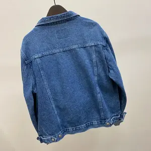 Veste en jean courte respirante pour femmes OEM avec boutons, manches longues, poches, vêtement d'extérieur tendance en coton pour femmes et filles - Product Image 4