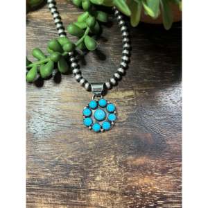 Pendentif en argent sterling turquoise Sleeping Beauty de Mary Ann Spencer, motif floral, serti clos - Product Image 1