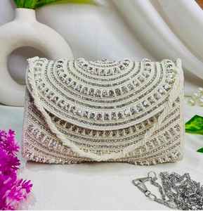 Embragues nupciales de diseñador hechos a mano con bordado de cuentas de piedra de cristal perfectos para ocasiones especiales y eventos sofisticados - Product Image 6