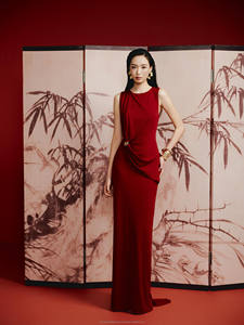 Vestido maxi RED POWER, rojo intenso, dorado metálico, OEM ODM, marca local de Vietnam, alta calidad, MOQ bajo - Product Image 4