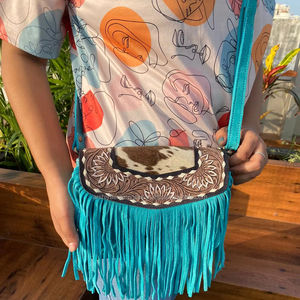 Petit sac à bandoulière à franges en cuir suédé turquoise usiné et fait à la main pour les cheveux occidentaux des femmes sur le sac à bandoulière floral en cuir de vachette - Product Image 2