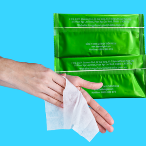 Mini lingette humide à impression personnalisée écologique et facile à transporter pour un nettoyage post-consommation fabriqué au Vietnam - Product Image 1