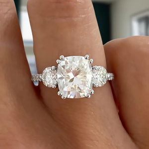 Bague de mariage en diamant de laboratoire de 3,3 carats, forme coussin et ronde, trois pierres, clarté VS, couleur EF, en or 14 carats, bijoux fins - Product Image 1