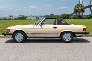 Mercedes-Benz 560SL de 1986 en excellent état, 42 000 miles, moteur V8, hardtop inclus, provenance climat chaud - Product Image 3