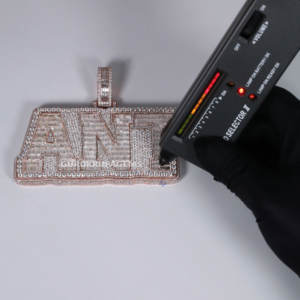 จี้ที่กำหนดเองใน14KT สีโรสโกลด์ที่สร้างขึ้นในเพชร labgrown เรืองแสงถูกห่อหุ้มในกรอบที่งดงามด้วย VVS ชัดเจน - Product Image 5