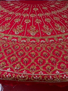 Tela de Lehenga Nupcial 100% Algodón, Bordada a Mano, Línea A, Rojo, con Lentejuelas Zari, Trabajo de Ilusión de Perlas y Cristales, Falda Midi - Product Image 4