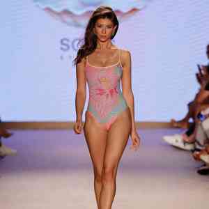 Traje de baño de entrenamiento de alta demanda hecho a mano con cuentas para nadador Monokini traje de baño de una pieza con alta calidad - Product Image 4