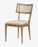 Chaise de salle à manger latérale moderne en acajou avec cadre en bois massif de style rétro, dossier en rotin tressé et tissu crème, idéale pour appartement et atelier
