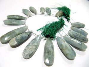 Cuentas Briolette facetadas con forma de pera larga de Aguamarina Natural, 10 a 12x25mm x 40mm, cuentas graduadas, hebra de 8 pulgadas de largo - Product Image 2