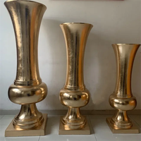 Fabrication de vases à fleurs en métal, pot à fleurs décoratif en laiton coulé, vase à fleurs en métal avec un beau design et une finition dorée