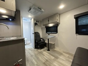 Autocaravana Coachmen C-L-I-P-P-E-R 18FQ 2024 USADA EN EXCELENTES CONDICIONES EN VENTA - Product Image 2