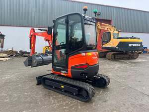 Mini-excavatrice Kubota U27-4 rouge sur chenilles, capacité de la benne de 0,12 m³, rayon de braquage court, composant moteur essentiel - Product Image 2