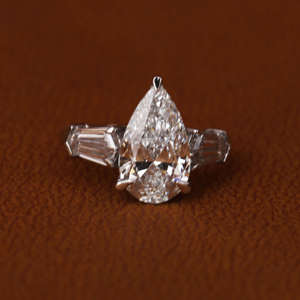 แหวนหมั้นหินสามชั้นสีทองแบบ18KT ออกแบบได้ตามต้องการพร้อมลูกแพร์ & อารมณ์ตัดเพชร IGI สำหรับปลูกแหวนของขวัญครบรอบได้รับการรับรอง - Product Image 1