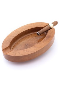 Cendrier en bois classique avec supports rainurés pour cigarettes offrant un aspect élégant et une option d'entretien facile - Product Image 3