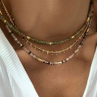 Collier personnalisé multi-brins superposés de style bohème, en pierres naturelles et chaîne en acier inoxydable, avec pendentif baroque en perle dorée – Ensemble de bijoux