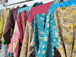 Hippie bohème Satin Kimono belle Boho cloche manches Robe en soie recyclée été demoiselle d'honneur Robe Patchwork Design - Product Image 4