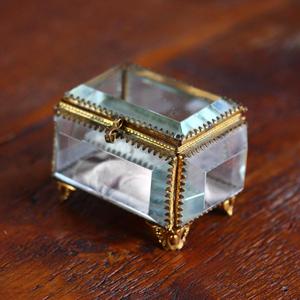 Joyero de cristal de forma cuadrada con diseño de borde curvo con marco de metal dorado, perfecto para almacenar anillos, collares y accesorios finos - Product Image 5