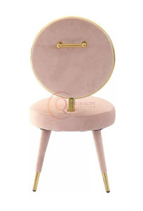 Silla minimalista rosa de felpa con respaldo circular enmarcado en oro y patas cónicas que añaden un toque de glamour y elegancia. - Product Image 5