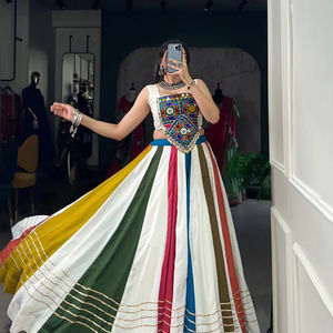 Navratri Special Rayon Lehenga con Gota Patti Work & Mirror Gamthi Work y Kodi Lace Touch Up con Zarkan Diamond Work Blusa - Product Image 1