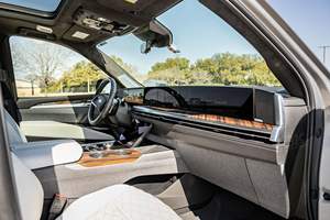 Escalade 2025 4WD Sport Platinum, moteur V8 de 6,2 litres, très bien équipé, peu modifié - Product Image 4