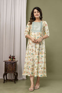 Elegante y atemporal kurti Anarkali con motivos geométricos y florales multicolores que celebran la artesanía tradicional. - Product Image 4
