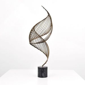 Escultura de metal decorativa de mesa única con patrones en espiral y brillo metálico, ideal para hoteles y restaurantes de espacios de oficina - Product Image 5