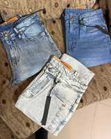 Lot de vêtements en stock provenant d'annulations de commandes : Jeans droits pour hommes, coupe classique, délavé clair, couleur unie, surplus d'exportation, prêts à être expédiés, stock en gros
