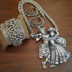 Indien RadhaKrishna Pendentif Ghunghru Longue Chaîne Collier Ghunghru Hoop Boucle D'oreille Avec Manchette Bracelet Collier Ensemble Pour Femmes Filles - Product Image 1