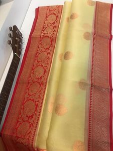 Saris en soie brocart de couleur bleue avec motif doré et bordures dorées idéal pour les magasins de vêtements adaptés à la revente - Product Image 5