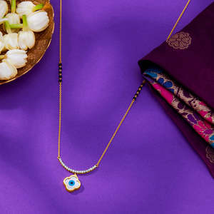 สร้อยคอจี้เพชรทรงโมเดิร์น Serene Gaze Gold Diamond สำหรับผู้หญิง - Product Image 5