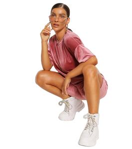 Chándal de dos piezas recortado de terciopelo con logotipo personalizado al por mayor, conjunto de sudadera y pantalones cortos con cremallera de manga corta para mujer - Product Image 3