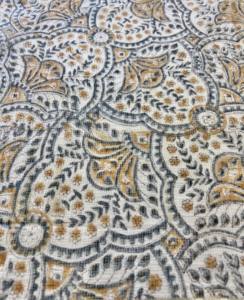 Tissu en coton imprimé à la main avec motif Paisley naturel, base beige avec motifs indigo et moutarde - Product Image 1