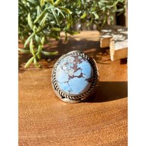 Bague Statement pour Homme Tony Yazzie Golden Hill, Taille 13, Sertie de Turquoise et d'Argent Sterling, Style Bohème pour un Usage Quotidien - Product Image 1