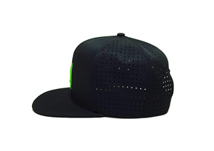 Sombrero de camionero de poliéster 100% con logotipo personalizado, gorra transpirable de alta calidad para exteriores con orificio cortado con láser y ala plana para un mejor rendimiento - Product Image 3