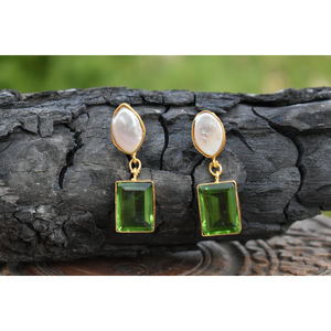 Aros de latón con acabado mate dorado y pedrería meenakari, hermosos aretes tradicionales de última moda 2025 para niñas y mujeres - Product Image 2