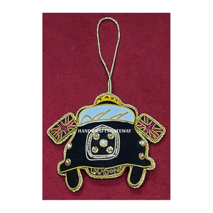 Décoration de fête de Noël et du Nouvel An, broderie dorée Zari avec travail de perles, design en forme de taxi londonien, ornements - Product Image 1