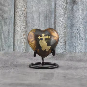 Urnas de corazones de alta calidad con esmalte marrón y urnas de cremación de recuerdo duraderas con diseño de manos rezando intrincadamente grabadas. - Product Image 1