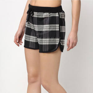 Pantalones cortos de entrenamiento de yoga cómodos para mujeres diseñados con tela elástica y bolsillos seguros Pantalones cortos para mujeres - Product Image 5